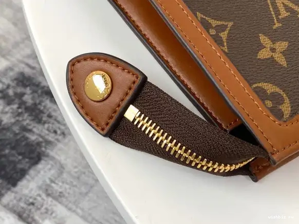 WIS CHANELUTCH VUITTON LOUIS 0525